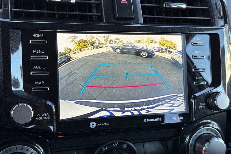 Toyota 4Runner Vehicle Full-screen Gallery Image 20