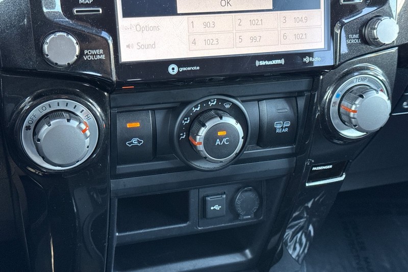 Toyota 4Runner Vehicle Full-screen Gallery Image 21