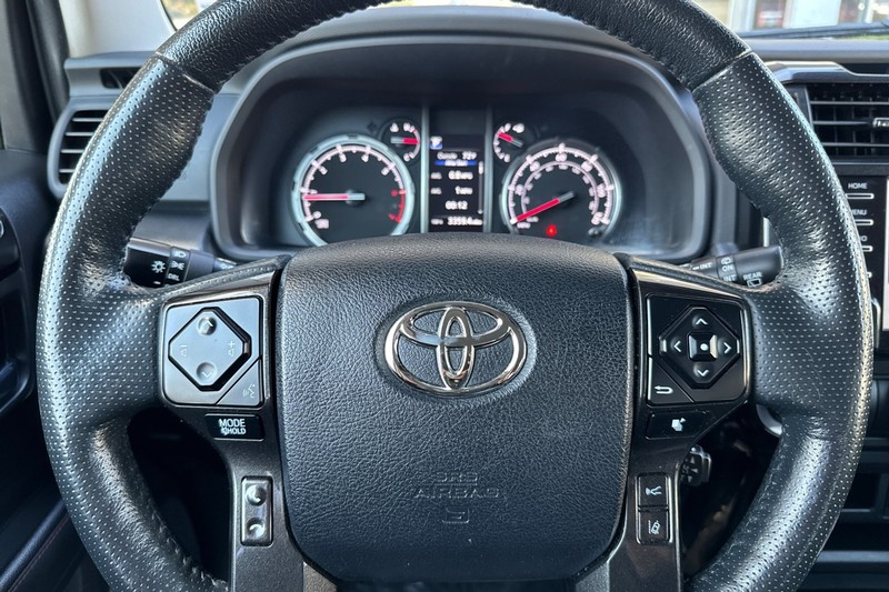 Toyota 4Runner Vehicle Full-screen Gallery Image 24