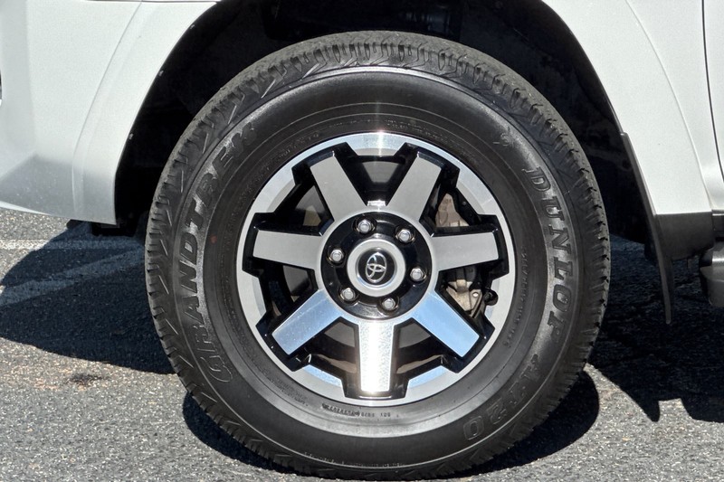 Toyota 4Runner Vehicle Full-screen Gallery Image 27