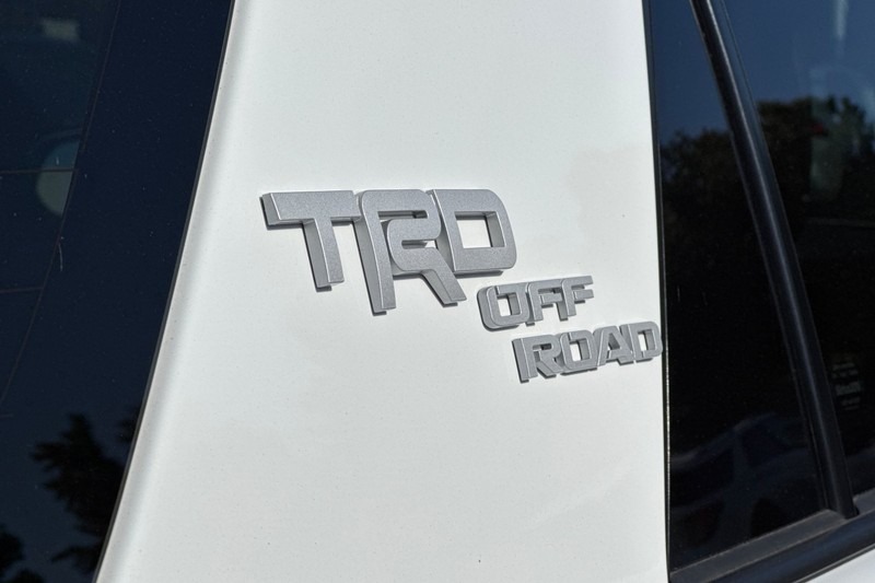 Toyota 4Runner Vehicle Full-screen Gallery Image 28
