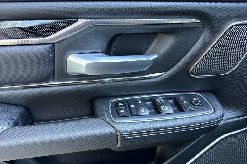 Ram 1500 Vehicle Full-screen Gallery Image 11