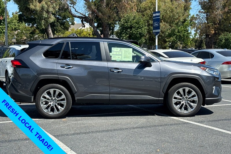 Toyota RAV4 Vehicle Full-screen Gallery Image 03