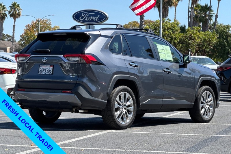 Toyota RAV4 Vehicle Full-screen Gallery Image 04