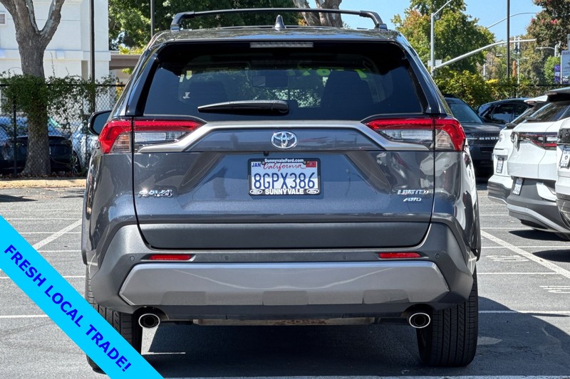 Toyota RAV4 Vehicle Full-screen Gallery Image 05