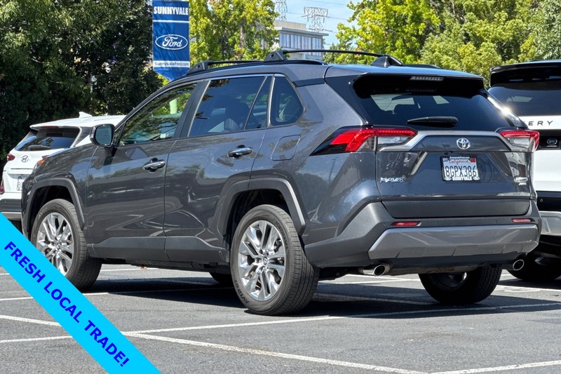 Toyota RAV4 Vehicle Full-screen Gallery Image 06