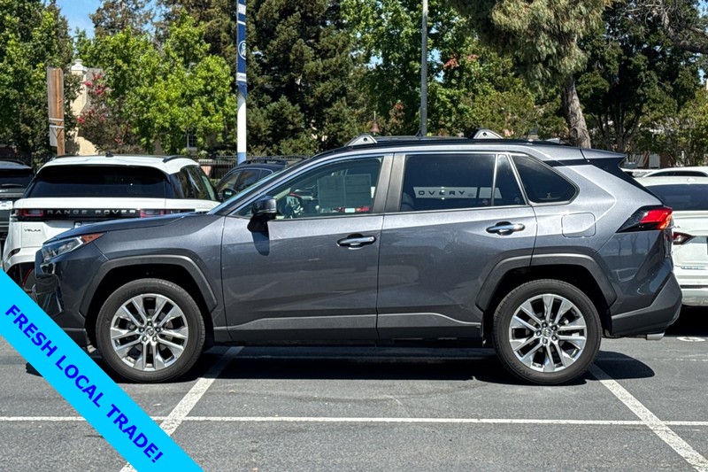 Toyota RAV4 Vehicle Full-screen Gallery Image 08