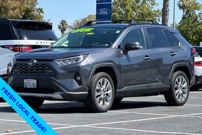 Toyota RAV4 Vehicle Full-screen Gallery Image 09
