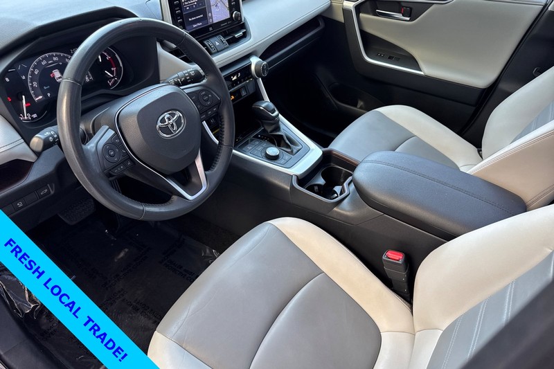 Toyota RAV4 Vehicle Full-screen Gallery Image 11