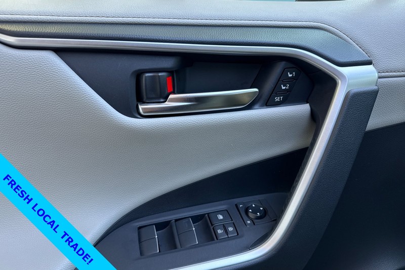 Toyota RAV4 Vehicle Full-screen Gallery Image 12