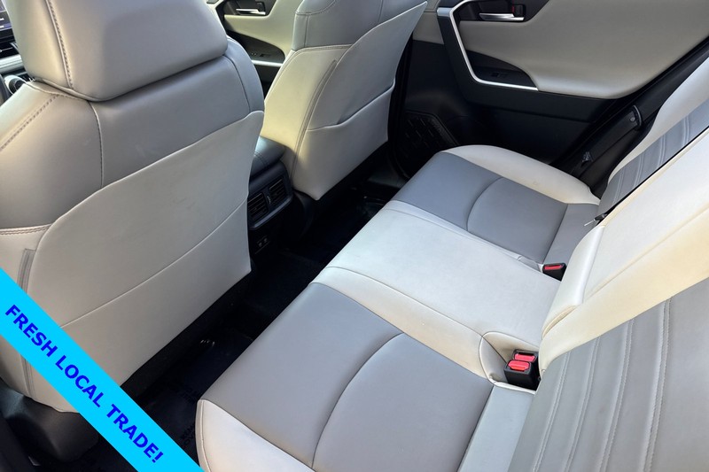 Toyota RAV4 Vehicle Full-screen Gallery Image 13