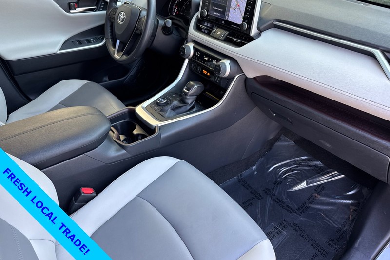 Toyota RAV4 Vehicle Full-screen Gallery Image 17