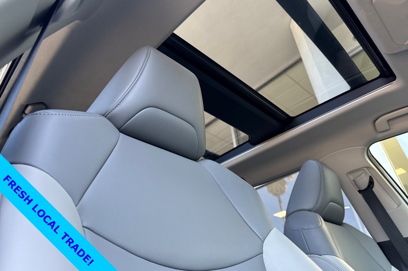 Toyota RAV4 Vehicle Full-screen Gallery Image 18