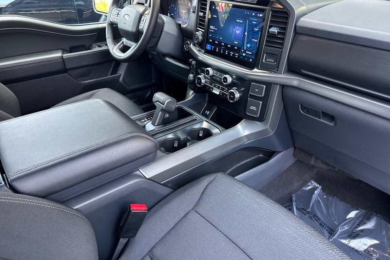 Ford F-150 Vehicle Full-screen Gallery Image 15