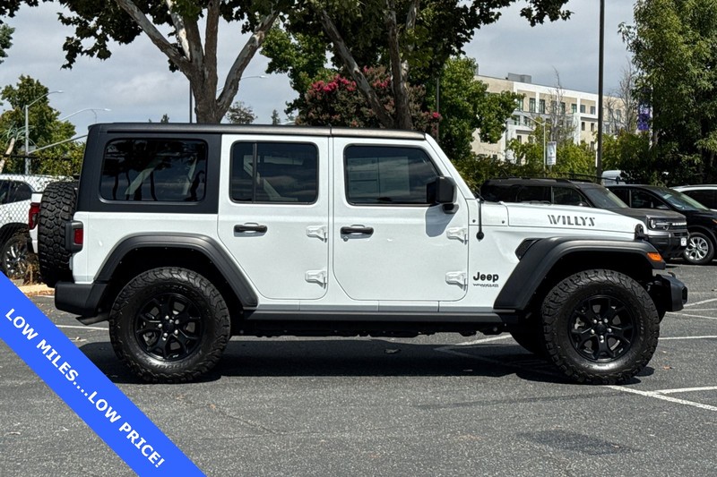 Jeep Wrangler Vehicle Full-screen Gallery Image 03