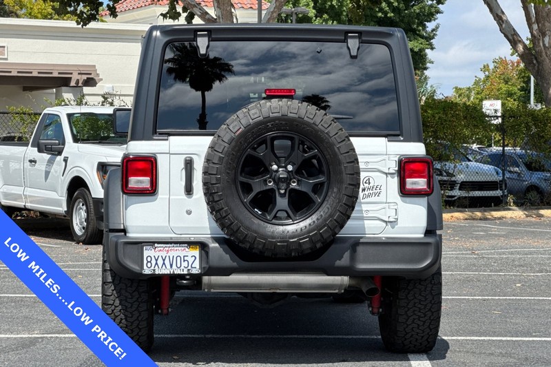 Jeep Wrangler Vehicle Full-screen Gallery Image 05