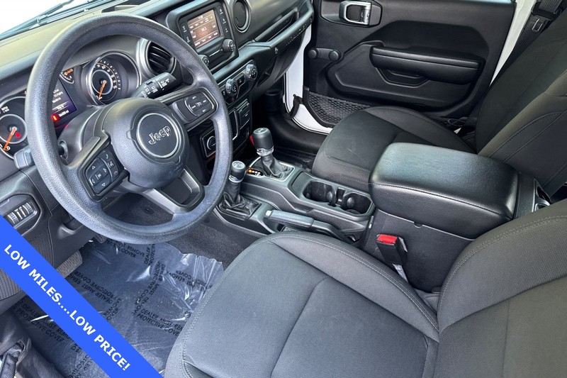 Jeep Wrangler Vehicle Full-screen Gallery Image 11