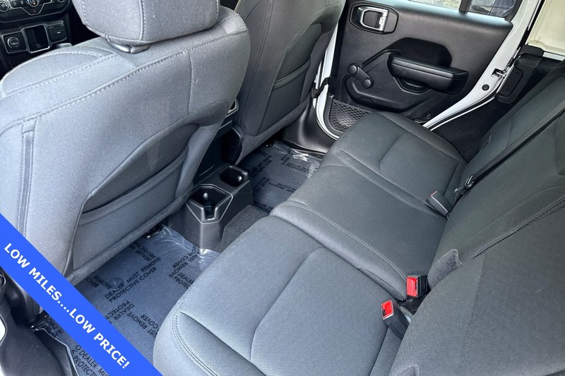 Jeep Wrangler Vehicle Full-screen Gallery Image 13