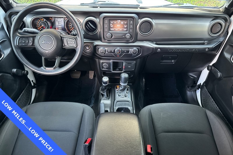 Jeep Wrangler Vehicle Full-screen Gallery Image 14
