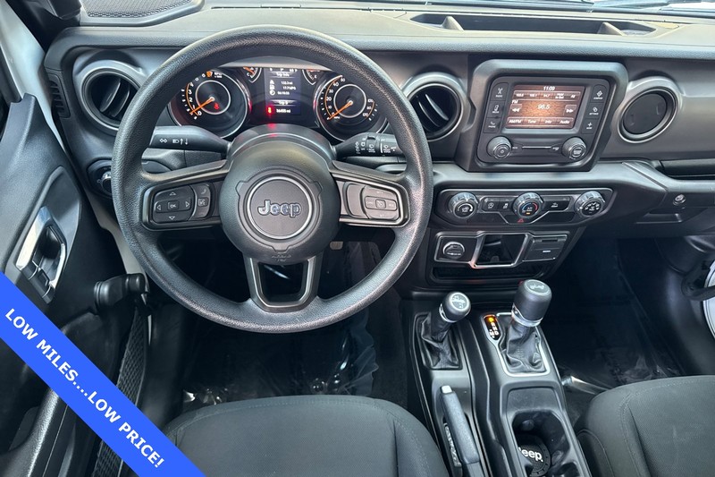 Jeep Wrangler Vehicle Full-screen Gallery Image 15