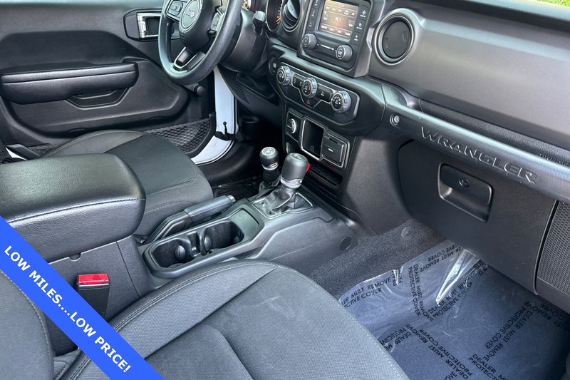 Jeep Wrangler Vehicle Full-screen Gallery Image 17