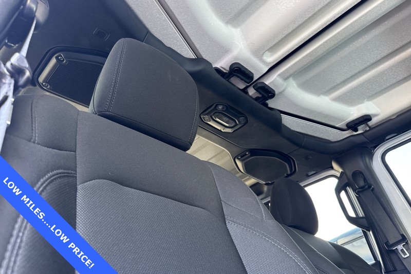 Jeep Wrangler Vehicle Full-screen Gallery Image 18