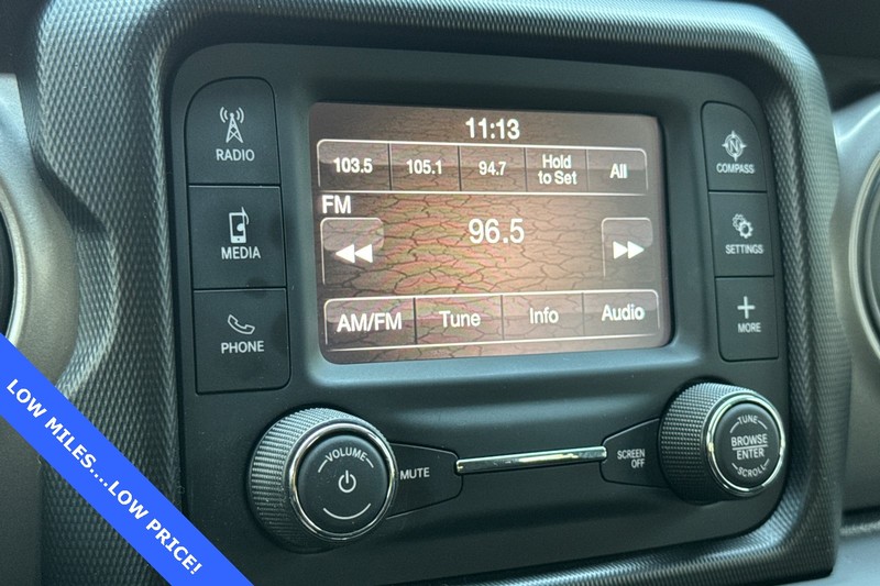 Jeep Wrangler Vehicle Full-screen Gallery Image 19