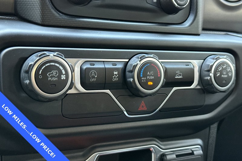 Jeep Wrangler Vehicle Full-screen Gallery Image 21