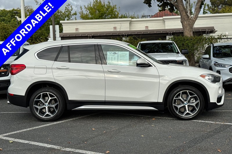 BMW X1 Vehicle Full-screen Gallery Image 03