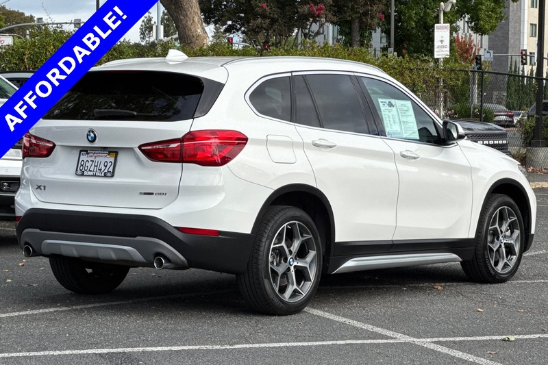 BMW X1 Vehicle Full-screen Gallery Image 04