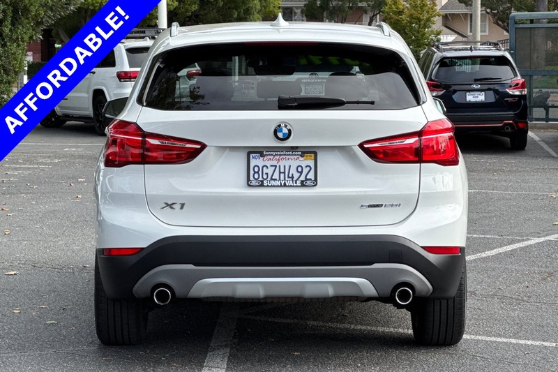 BMW X1 Vehicle Full-screen Gallery Image 05