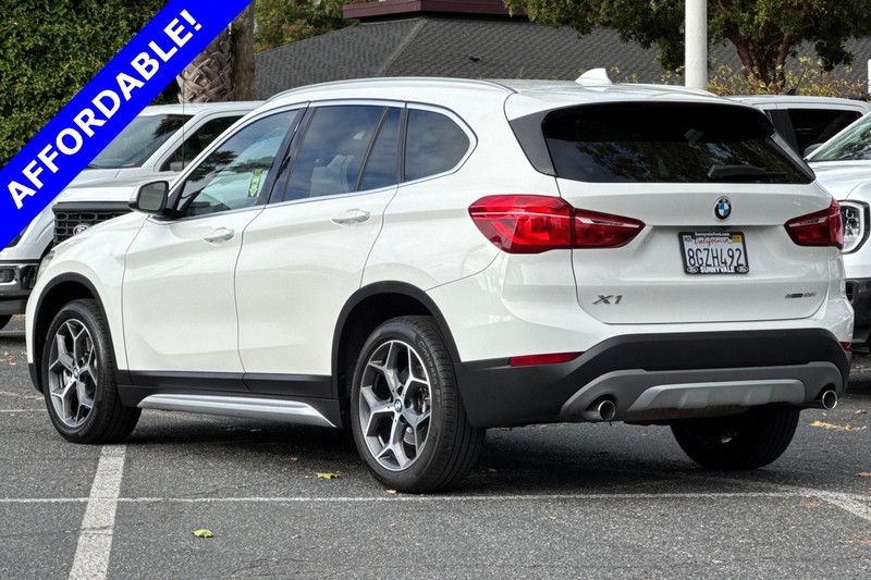 BMW X1 Vehicle Full-screen Gallery Image 06