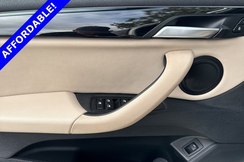 BMW X1 Vehicle Full-screen Gallery Image 11