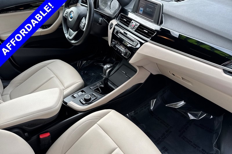 BMW X1 Vehicle Full-screen Gallery Image 15