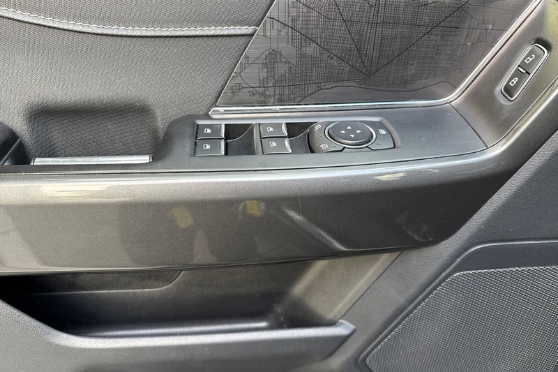 Ford F-150 Vehicle Full-screen Gallery Image 12