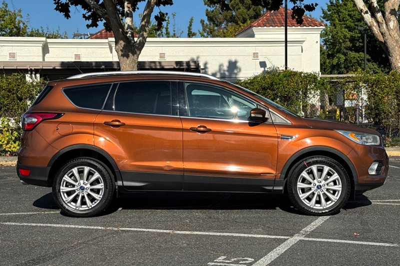 Ford Escape Vehicle Full-screen Gallery Image 03