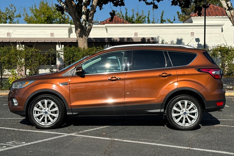 Ford Escape Vehicle Full-screen Gallery Image 08