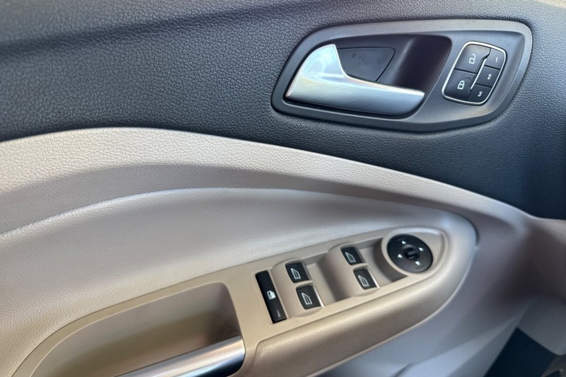Ford Escape Vehicle Full-screen Gallery Image 12