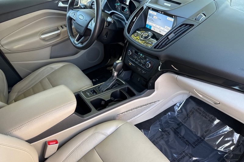 Ford Escape Vehicle Full-screen Gallery Image 16