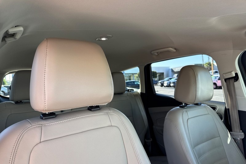 Ford Escape Vehicle Full-screen Gallery Image 17