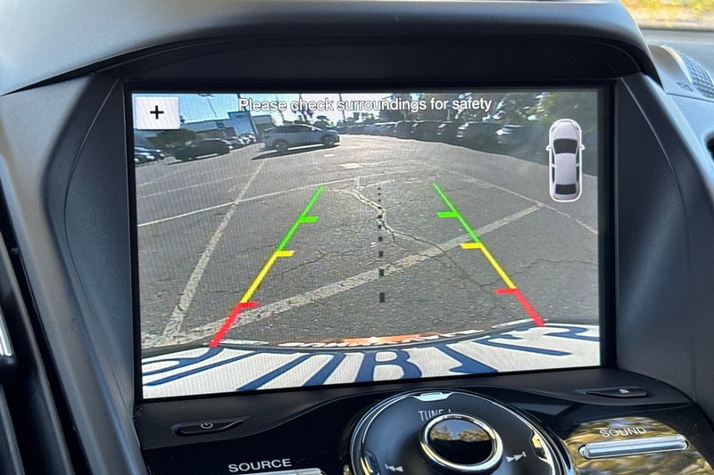 Ford Escape Vehicle Full-screen Gallery Image 19