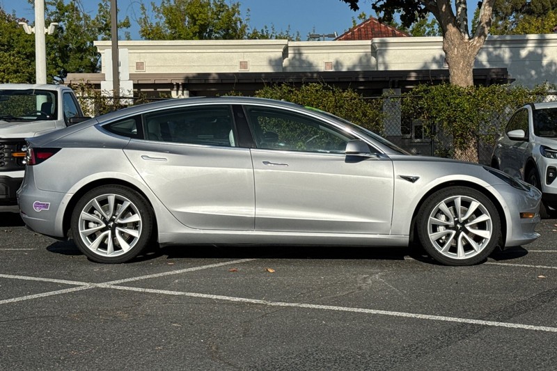 Tesla Model 3 Vehicle Full-screen Gallery Image 03