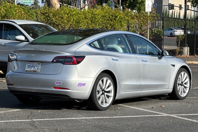 Tesla Model 3 Vehicle Full-screen Gallery Image 04