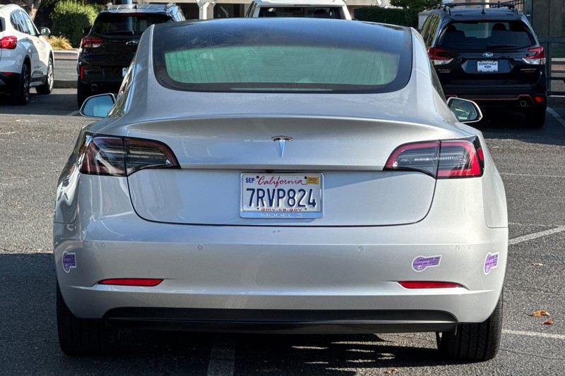 Tesla Model 3 Vehicle Full-screen Gallery Image 05