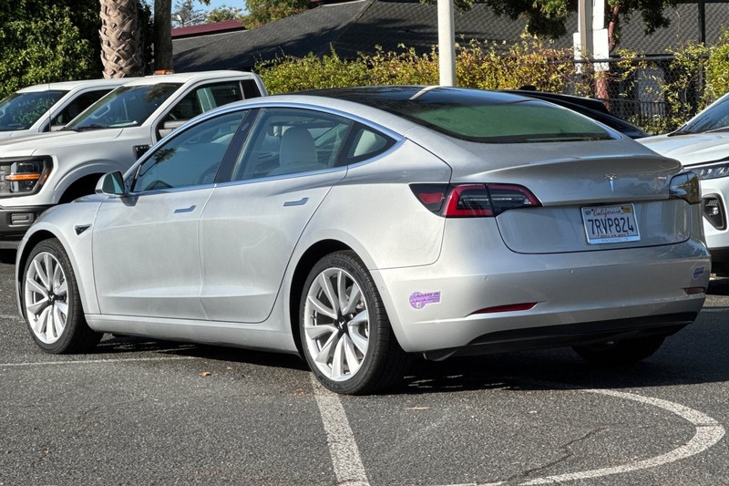 Tesla Model 3 Vehicle Full-screen Gallery Image 06
