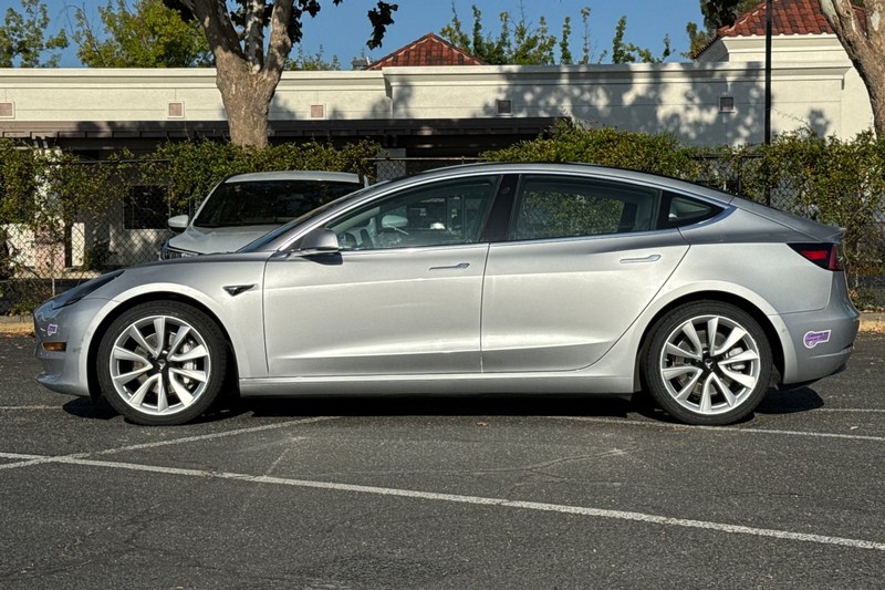 Tesla Model 3 Vehicle Full-screen Gallery Image 07
