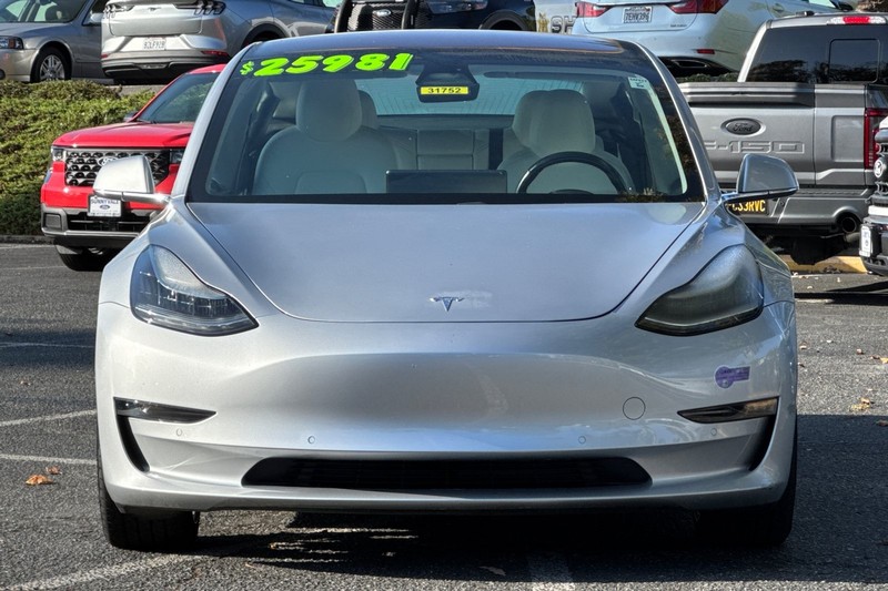 Tesla Model 3 Vehicle Full-screen Gallery Image 09