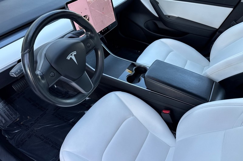 Tesla Model 3 Vehicle Full-screen Gallery Image 10