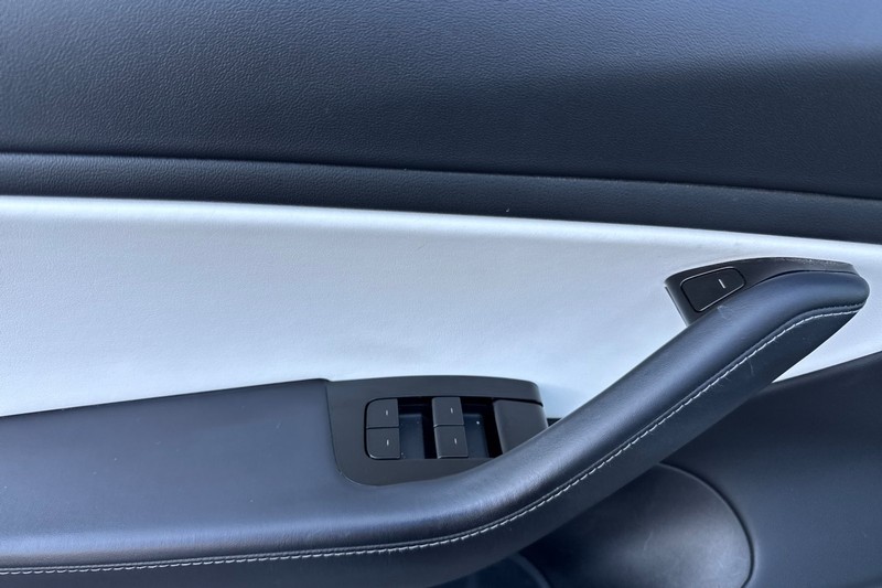 Tesla Model 3 Vehicle Full-screen Gallery Image 11