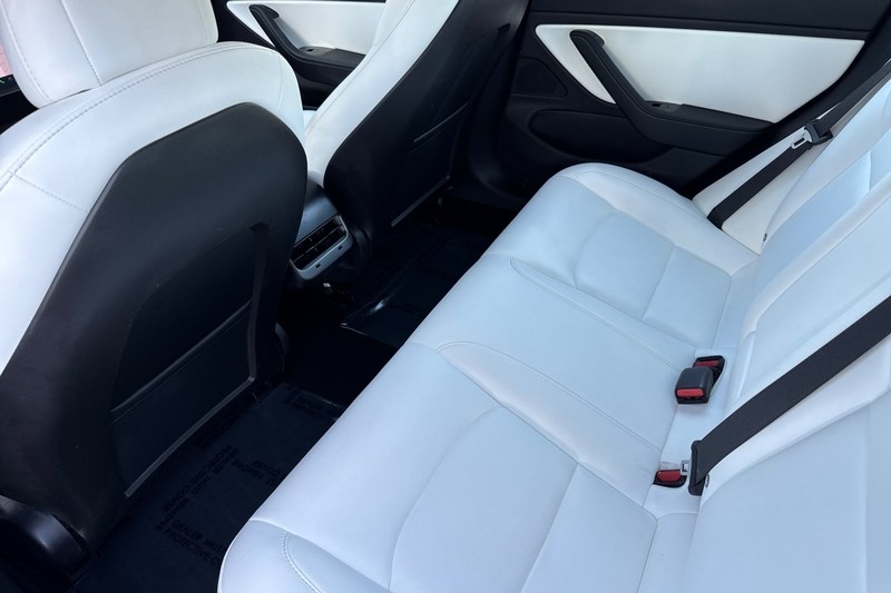 Tesla Model 3 Vehicle Full-screen Gallery Image 12
